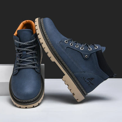 Blaue Herren-Wanderschuhe mit robusten Sohlen, Schnürsenkeln und seitlichem Logo. Ideal für Outdoor-Aktivitäten und Trekking.