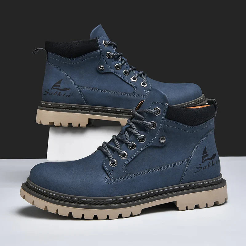 Blaue Herren-Wanderschuhe mit robusten Sohlen, Schnürung und Logo. Outdoor-Schuhe für Trekking und Abenteuer. Ideal für Herbst und Winter.