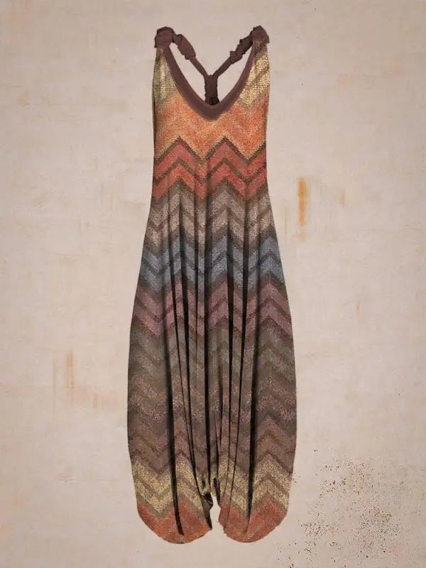 Buntes, ärmelloses Kleid mit Chevron-Muster auf beigem Hintergrund. Modetrend, Damenbekleidung, Sommerkleid, Boho-Stil.