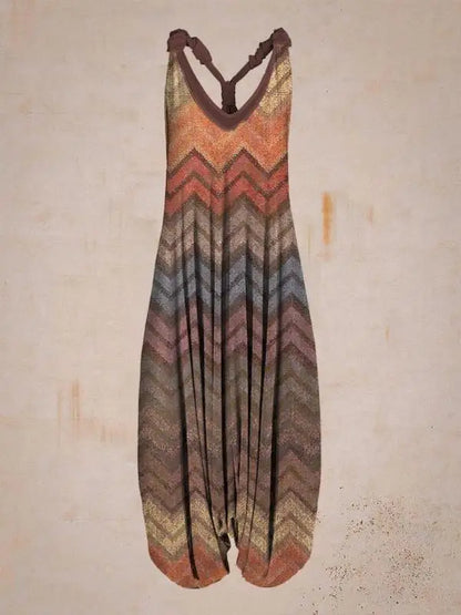 Buntes, ärmelloses Kleid mit Chevron-Muster auf beigem Hintergrund. Modetrend, Damenbekleidung, Sommerkleid, Boho-Stil.