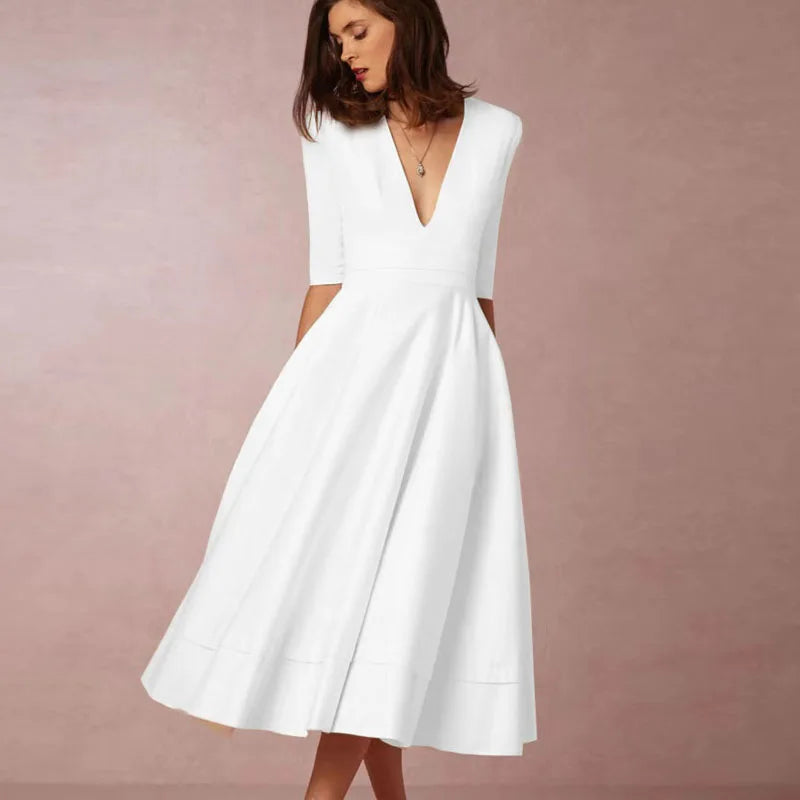 Weiße A-Linien-Kleid mit V-Ausschnitt und halblangen Ärmeln, elegantes Design, ideal für Sommermode und festliche Anlässe.