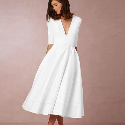 Weiße A-Linien-Kleid mit V-Ausschnitt und halblangen Ärmeln, elegantes Design, ideal für Sommermode und festliche Anlässe.