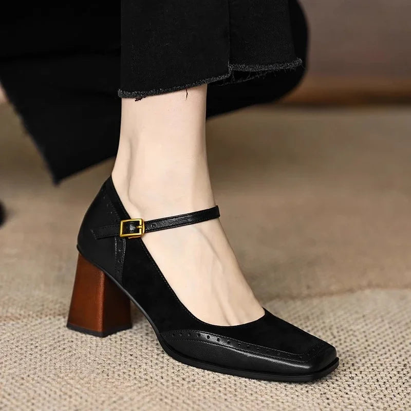 Schwarzer Damen-Mary-Jane-Pumps mit Blockabsatz und Schnalle, elegantes Design, ideal für Büro und Alltag, modische Damenschuhe.