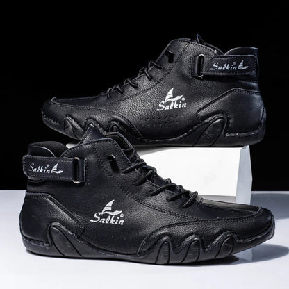 Schwarze Leder-Sneaker mit hohem Schaft, markanter Salkin-Logo-Stickerei, seitlichem Klettverschluss und sportlichem Design auf weißem Hintergrund.