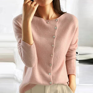 Dame in rosa Strickpullover mit Knopfleiste, elegantes Design, modische Damenbekleidung, Herbstmode, stilvoller Look, gemütlicher Stoff.