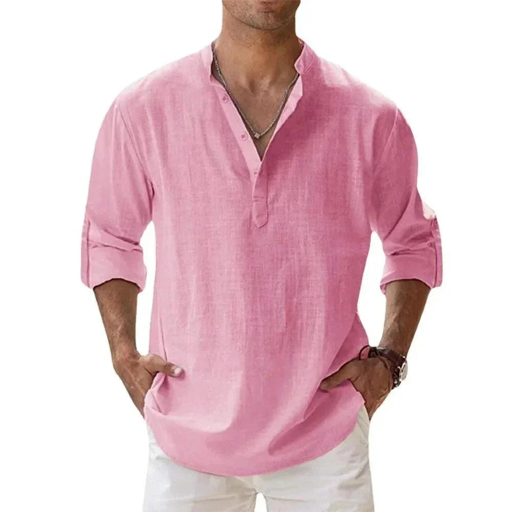 Herrenhemd in Rosa, lässiger Leinenstoff, V-Ausschnitt, hochgekrempelte Ärmel, ideal für Sommermode und Freizeitkleidung.