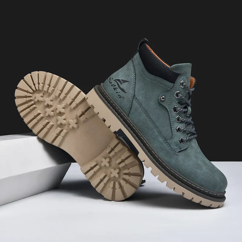 Grüner Herren-Wanderschuh mit robuster Sohle, Schnürsenkeln und Logo. Outdoor-Boots für Trekking und Abenteuer. Bequeme, rutschfeste Stiefel.