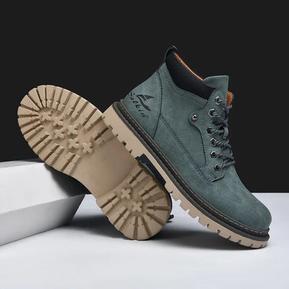 Grüner Herren-Wanderschuh mit robuster Sohle, Schnürsenkeln und Logo. Outdoor-Boots für Trekking und Abenteuer. Bequeme, rutschfeste Stiefel.
