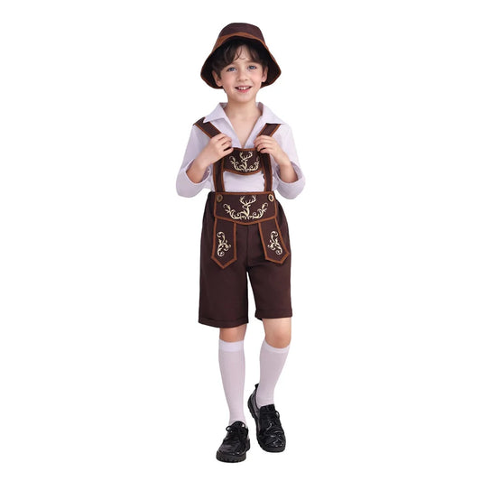Junge in traditioneller bayerischer Tracht mit brauner Lederhose, weißem Hemd und Hut, lächelt. Oktoberfest Kinderkostüm, Trachtenmode.