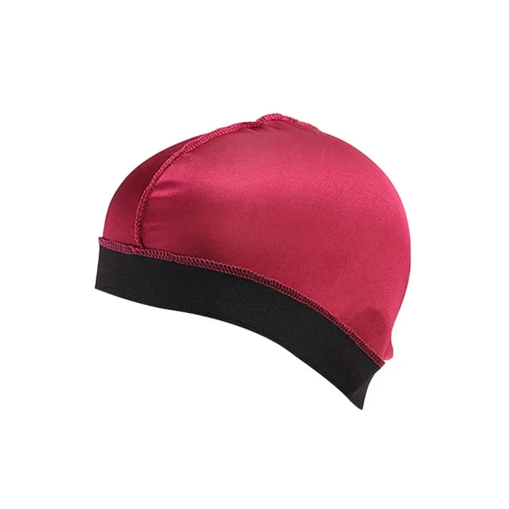 Rote Satin-Schlafmütze mit schwarzem Rand, ideal für Haarpflege und Schutz. Bequemes, stilvolles Design für Damen und Herren.