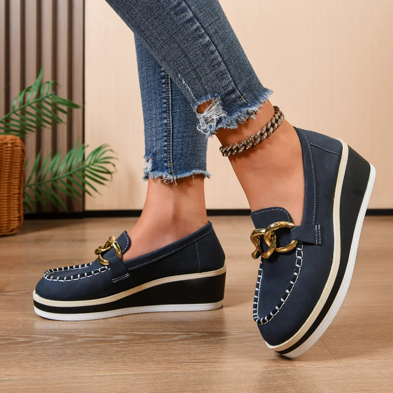 Damen Plateau-Loafer Mit Goldkette Zum Hineinschlüpfen Und Kontrastnähten
