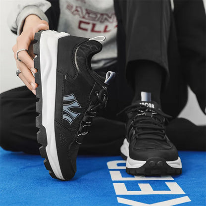 Men's sneakers with padded insole and durable outsole