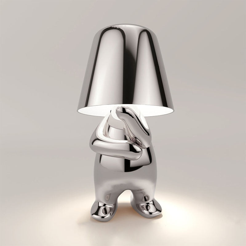 Silberne Designer-Tischlampe in Hasenform, modernes Interieur, stilvolle Beleuchtung, glänzendes Metall, kreative Wohnkultur, einzigartiges Lampendesign.