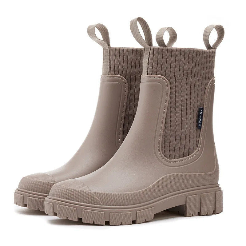 Beige Gummistiefel mit dicker Sohle und geripptem Schaft, ideal für Regenwetter. Modische, wasserdichte Stiefel für Damen.