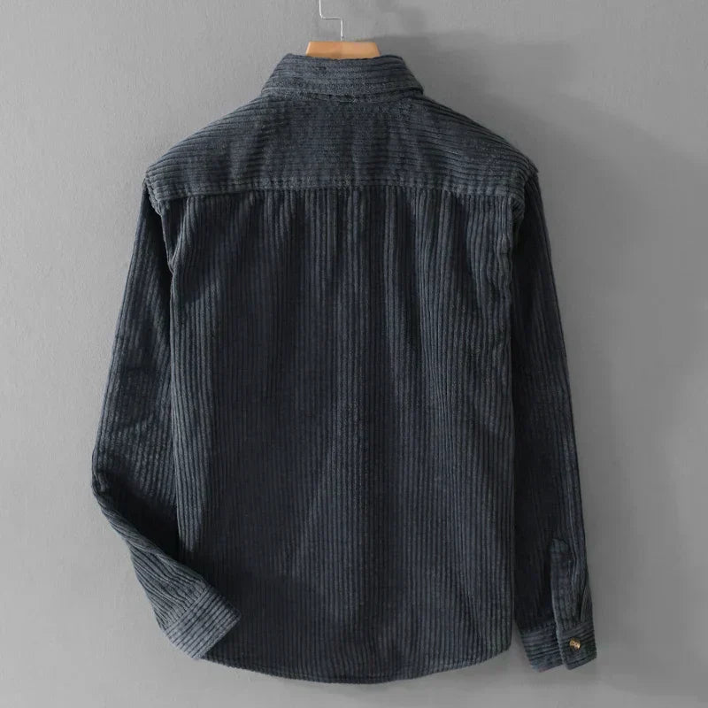 Dunkelgraues Cordhemd für Herren, langärmelig, Rückansicht, auf einem Kleiderbügel vor grauem Hintergrund. Ideal für Herbstmode und Freizeitkleidung.