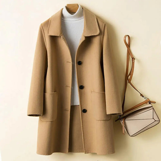 Kamelhaar-Mantel mit Knöpfen, weißem Rollkragenpullover und beiger Umhängetasche. Elegante Damenmode, Herbst-Winter-Outfit.