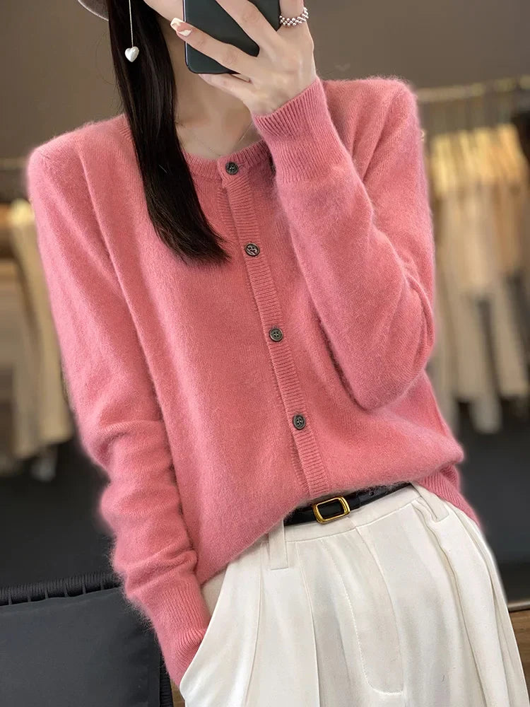 Frau in rosa Strickjacke, Selfie im Spiegel, modische Kleidung, weiße Hose, eleganter Look, Herbstmode, trendiger Stil, Damenbekleidung.