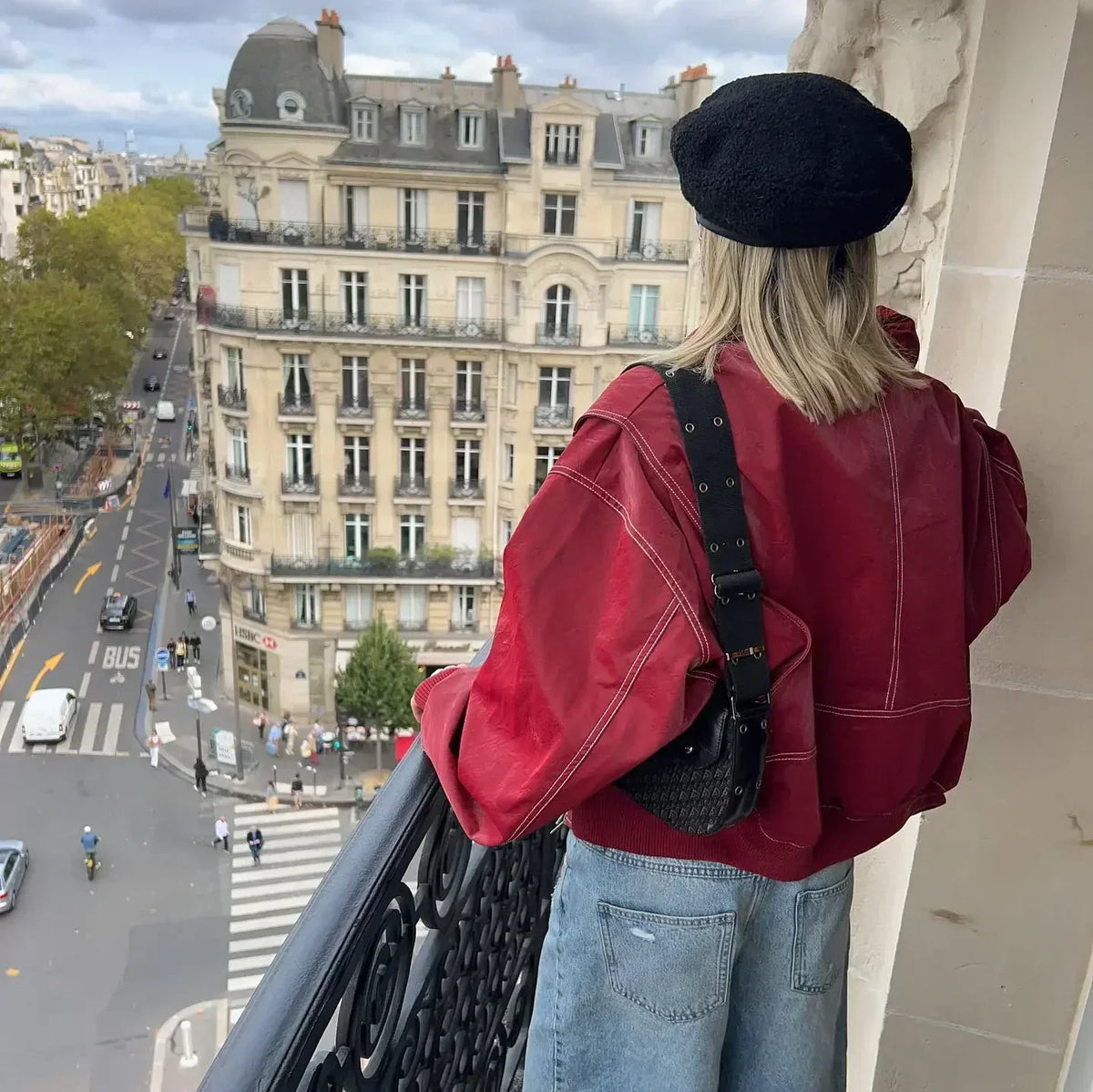 Damen-Lederjacke in Rot als urbanes Outfit-Highlight