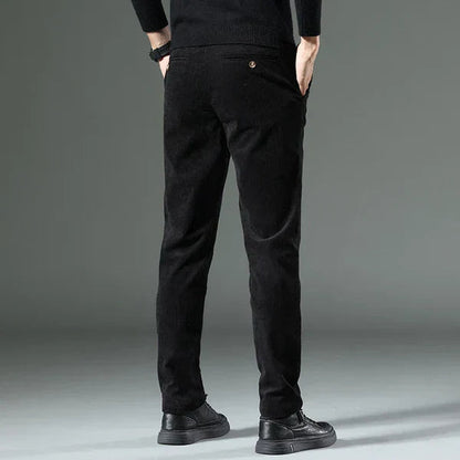 Schwarze Cordhose für Herren, Rückansicht. Stilvolle, bequeme Herrenmode, ideal für Herbst und Winter. Elegante, zeitlose Bekleidung.