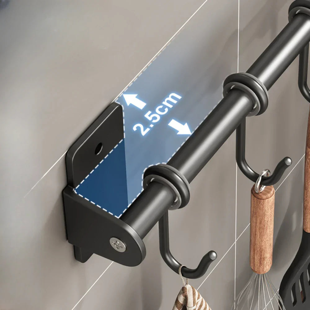 Schwarze Küchenleiste mit Haken, 2,5 cm Abstand zur Wand, ideal für platzsparende Aufbewahrung von Küchenutensilien, modernes Design.