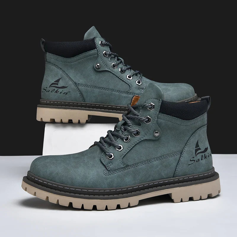 Graue Herren-Wanderschuhe mit robustem Profil, Schnürung und Logo. Ideal für Outdoor-Aktivitäten. Hochwertige, langlebige Materialien.