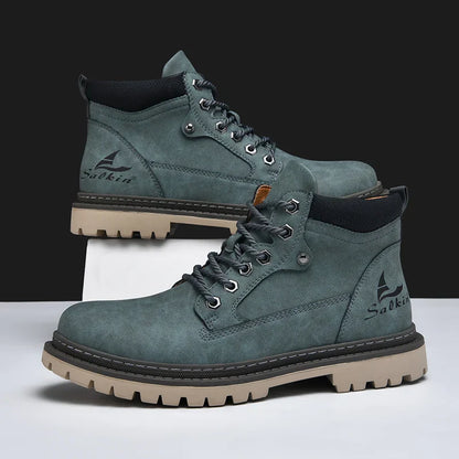 Graue Herren-Wanderschuhe mit robustem Profil, Schnürung und Logo. Ideal für Outdoor-Aktivitäten. Hochwertige, langlebige Materialien.