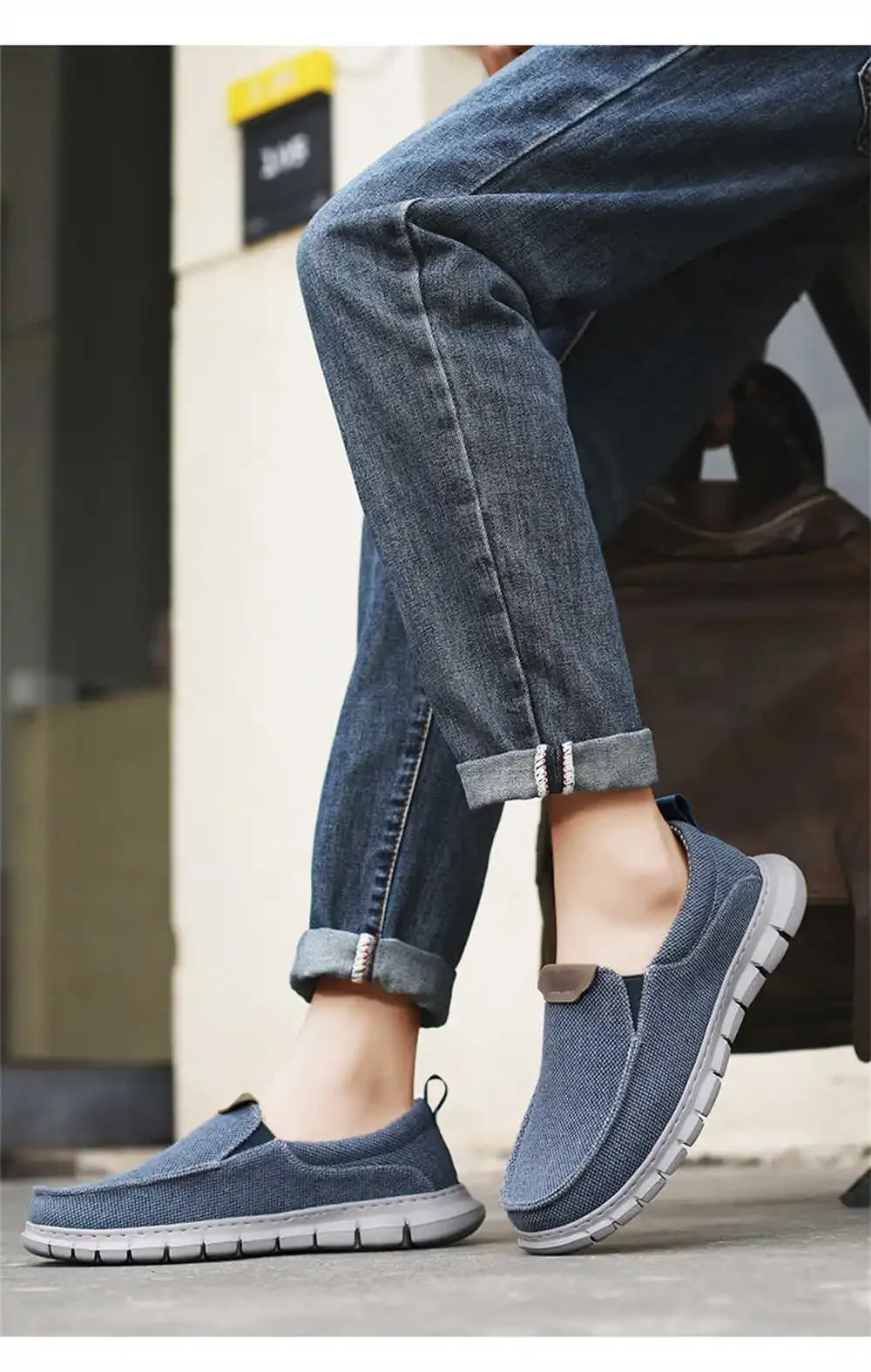 Jeans und blaue Freizeitschuhe auf Gehweg. Bequeme, atmungsaktive Slip-On-Sneaker für Herren. Perfekt für lässige Outfits und Spaziergänge.