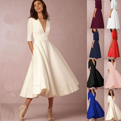 Frau in elegantem, weißem Midikleid mit V-Ausschnitt und halblangen Ärmeln. Verschiedene Farboptionen des Kleides sind rechts abgebildet.