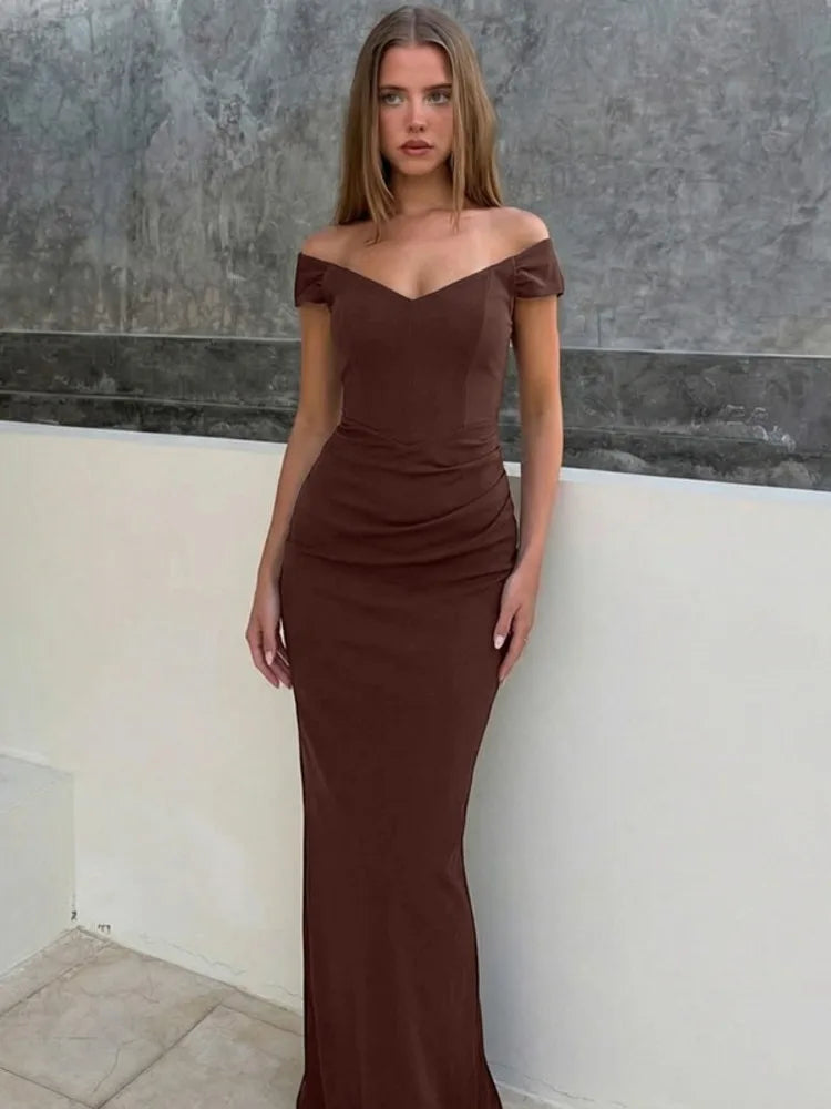 Damen-Maxikleid in einer eleganten Ganzkörperansicht