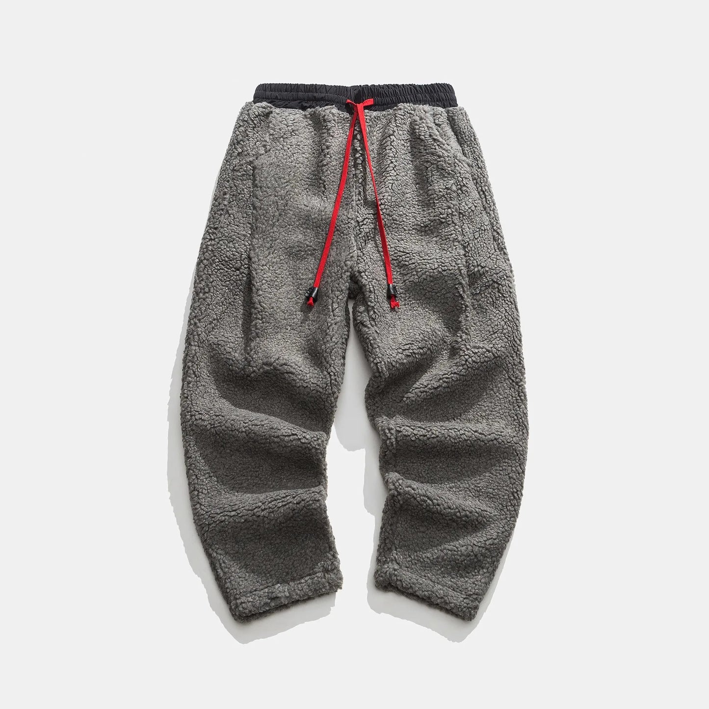 Graue Fleece-Jogginghose mit rotem Kordelzug, bequem und warm, ideal für Freizeit und Sport. Perfekt für kalte Tage und gemütliche Outfits.