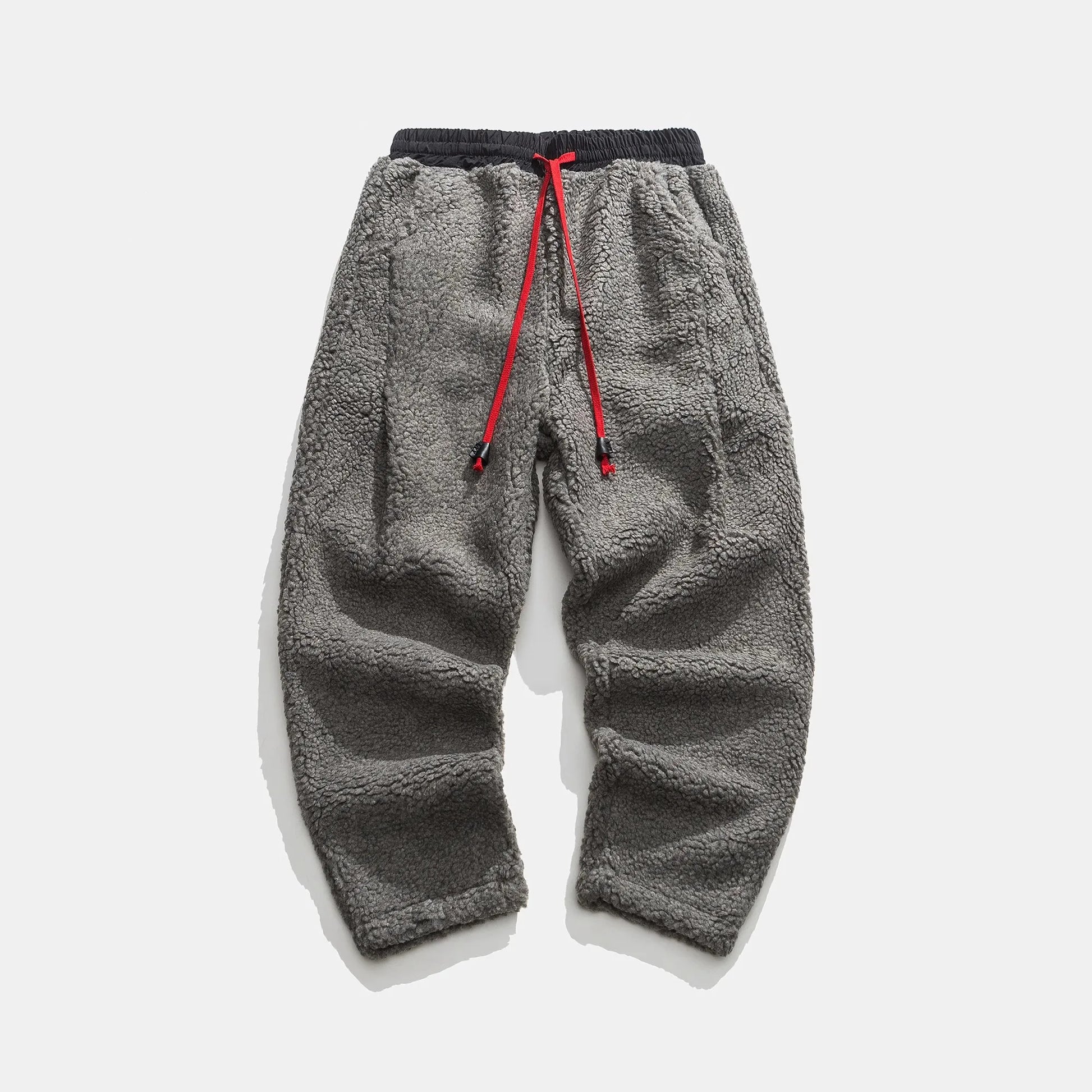 Graue Fleece-Jogginghose mit rotem Kordelzug, bequem und warm, ideal für Freizeit und Sport. Perfekt für kalte Tage und gemütliche Outfits.