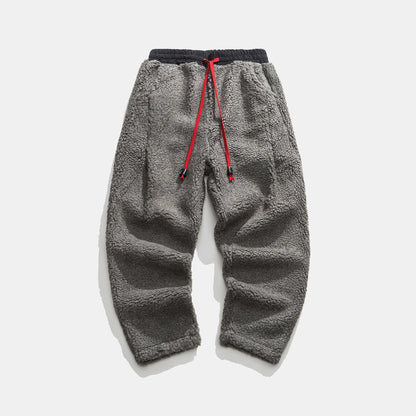 Graue Fleece-Jogginghose mit rotem Kordelzug, bequem und warm, ideal für Freizeit und Sport. Perfekt für kalte Tage und gemütliche Outfits.