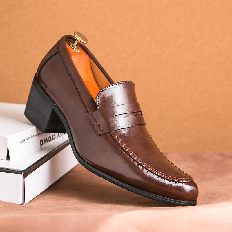 Eleganter brauner Lederschuh mit Absatz auf Schuhkarton, ideal für Herrenmode, Business-Look und formelle Anlässe. Hochwertige Verarbeitung.