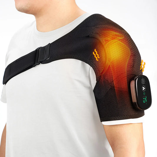 Mann trägt Schulterbandage mit elektronischem Heizkissen, Schmerztherapie, verstellbarer Gurt, LED-Anzeige, ergonomisches Design, Schwarz.