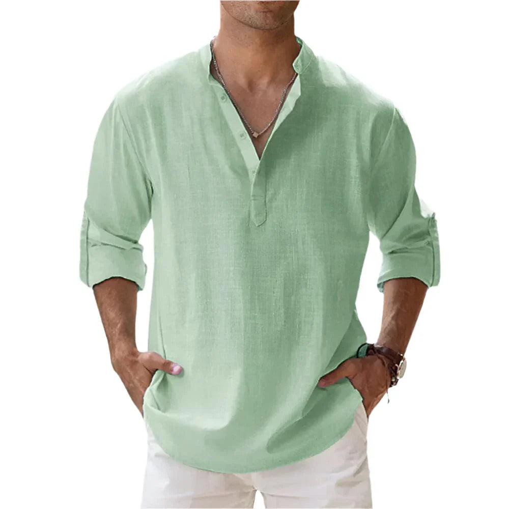 Herrenhemd in Mintgrün, lässiger Leinenstoff, V-Ausschnitt, hochgekrempelte Ärmel, ideal für Sommermode und Freizeitkleidung.