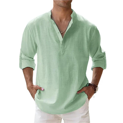 Herrenhemd in Mintgrün, lässiger Leinenstoff, V-Ausschnitt, hochgekrempelte Ärmel, ideal für Sommermode und Freizeitkleidung.