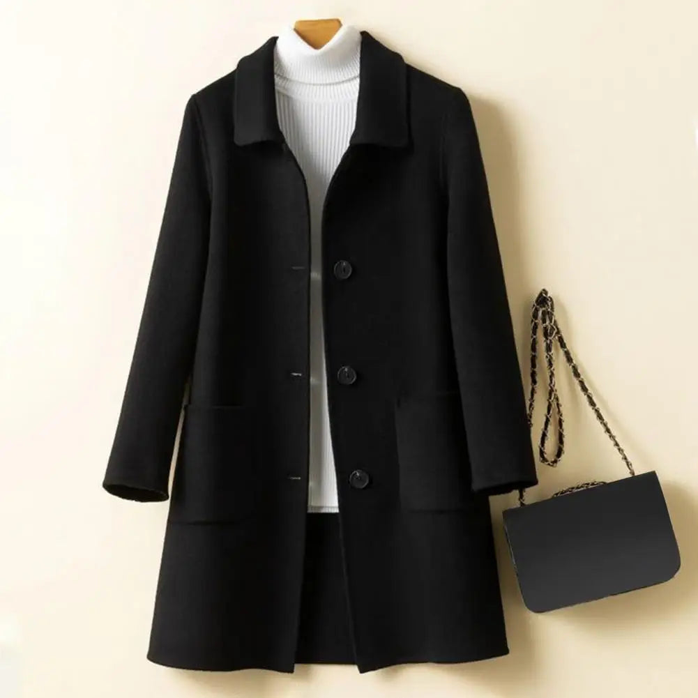 Schwarzer Damenmantel mit Knöpfen, kombiniert mit weißem Rollkragenpullover und schwarzer Umhängetasche. Elegante Herbstmode für Frauen.