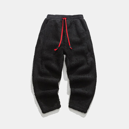 Schwarze Fleece-Jogginghose mit rotem Kordelzug, bequeme Herrenmode, warme Winterhose, lässiger Stil, ideal für kalte Tage.