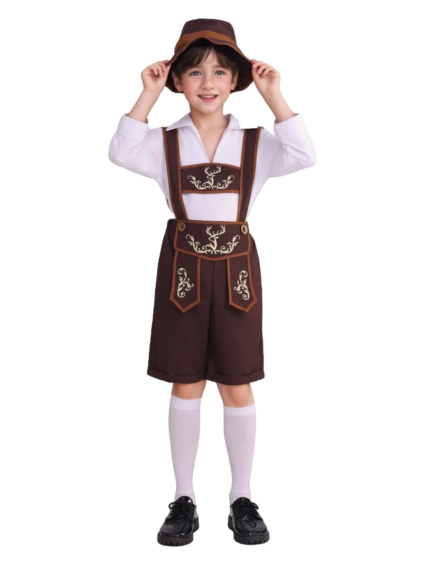 Junge in traditioneller bayerischer Tracht mit brauner Lederhose, weißem Hemd und Hut. Oktoberfest Kinderkostüm, Trachtenmode, bayerische Kleidung.