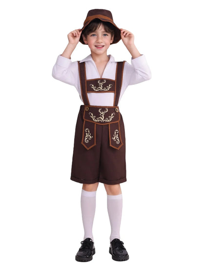 Junge in traditioneller bayerischer Tracht mit brauner Lederhose, weißem Hemd und Hut. Oktoberfest Kinderkostüm, Trachtenmode, bayerische Kleidung.