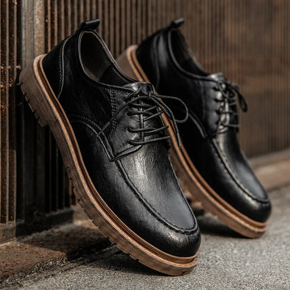 Schwarze Herren-Lederschnürschuhe mit brauner Sohle, elegant und robust, ideal für Business und Freizeit. Hochwertige Herrenschuhe aus Leder.
