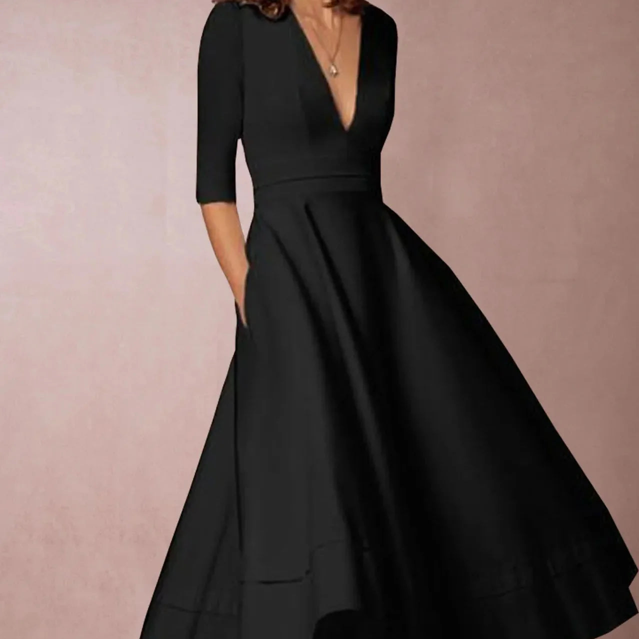 Elegantes schwarzes Abendkleid mit tiefem V-Ausschnitt und halblangen Ärmeln, ideal für formelle Anlässe und stilvolle Events.