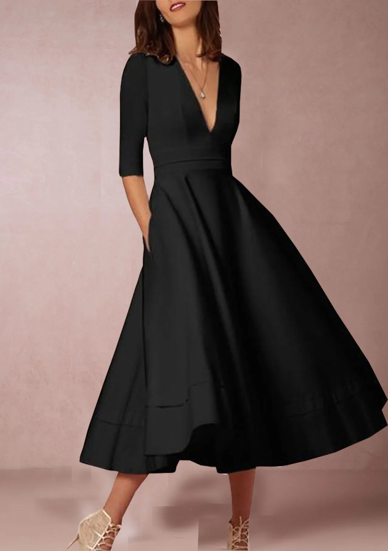 Elegantes schwarzes Abendkleid mit tiefem V-Ausschnitt und halblangen Ärmeln, knielang, ideal für formelle Anlässe und stilvolle Events.