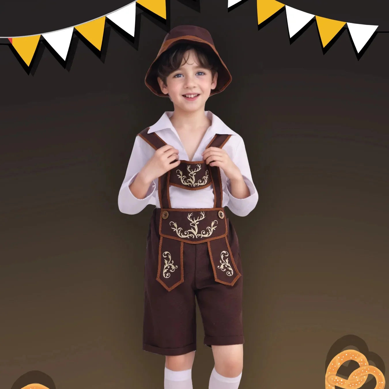 Junge in traditioneller bayerischer Tracht mit Lederhose und Hut, vor festlicher Dekoration. Oktoberfest, Kindertracht, bayerische Kultur.