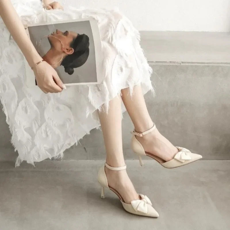 Women's heeled shoes with pointed toe, bow, ankle strap, medium heel