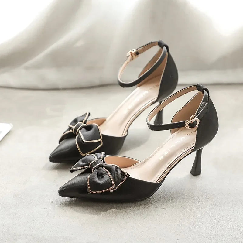 Women's heeled shoes with pointed toe, bow, ankle strap, medium heel