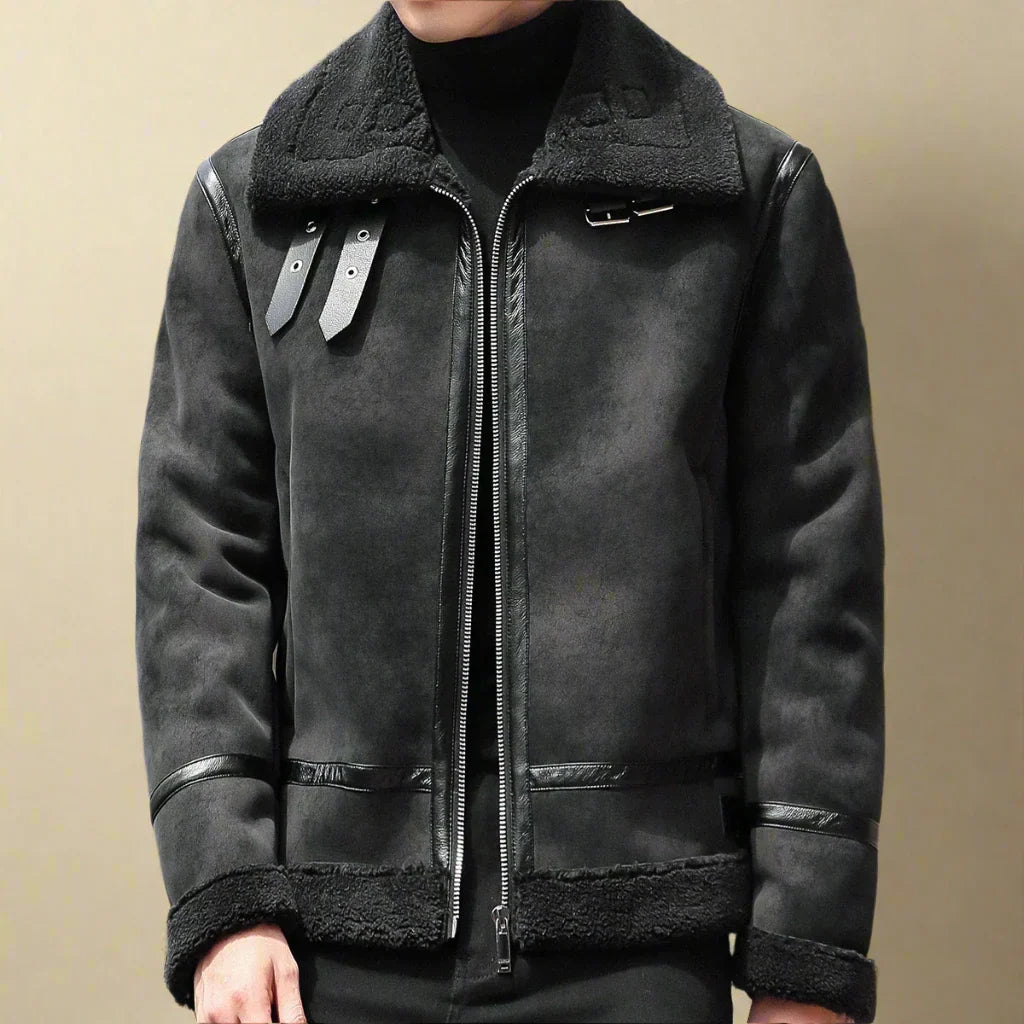 Schwarze Herren-Lederjacke mit Reißverschluss, Lammfellkragen und Schnallen. Stilvolle Wintermode, warm und modern. Ideal für kalte Tage.
