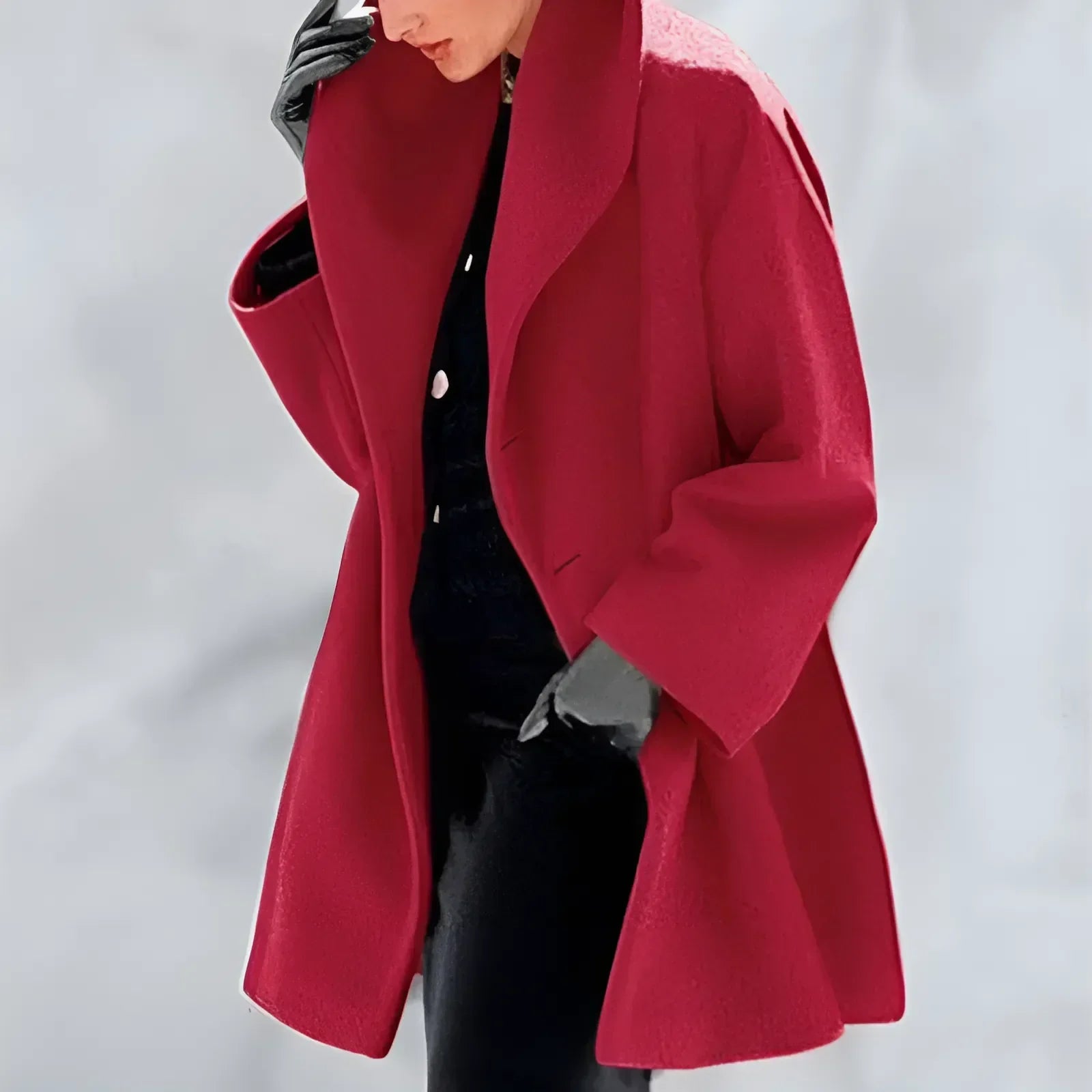 Frau in rotem Wollmantel und schwarzen Lederhandschuhen, stilvolle Wintermode, elegantes Design, modische Damenbekleidung, Outdoor-Bekleidung.