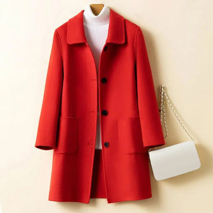 Roter Damenmantel aus Wolle mit Knöpfen, kombiniert mit weißem Rollkragenpullover und weißer Handtasche mit Kettenriemen, elegant und stilvoll.