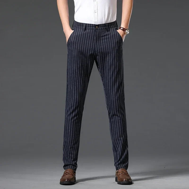Herren-Nadelstreifenhose mit Slim-Fit und mittelhohem Bund